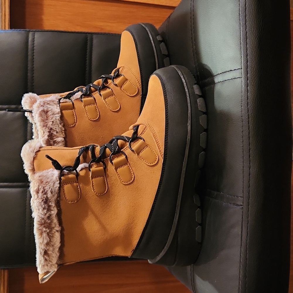 (NWOT) Women All IN MOTION Winter boots